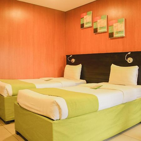 Jade Hotel And Suites Makati City Екстер'єр фото