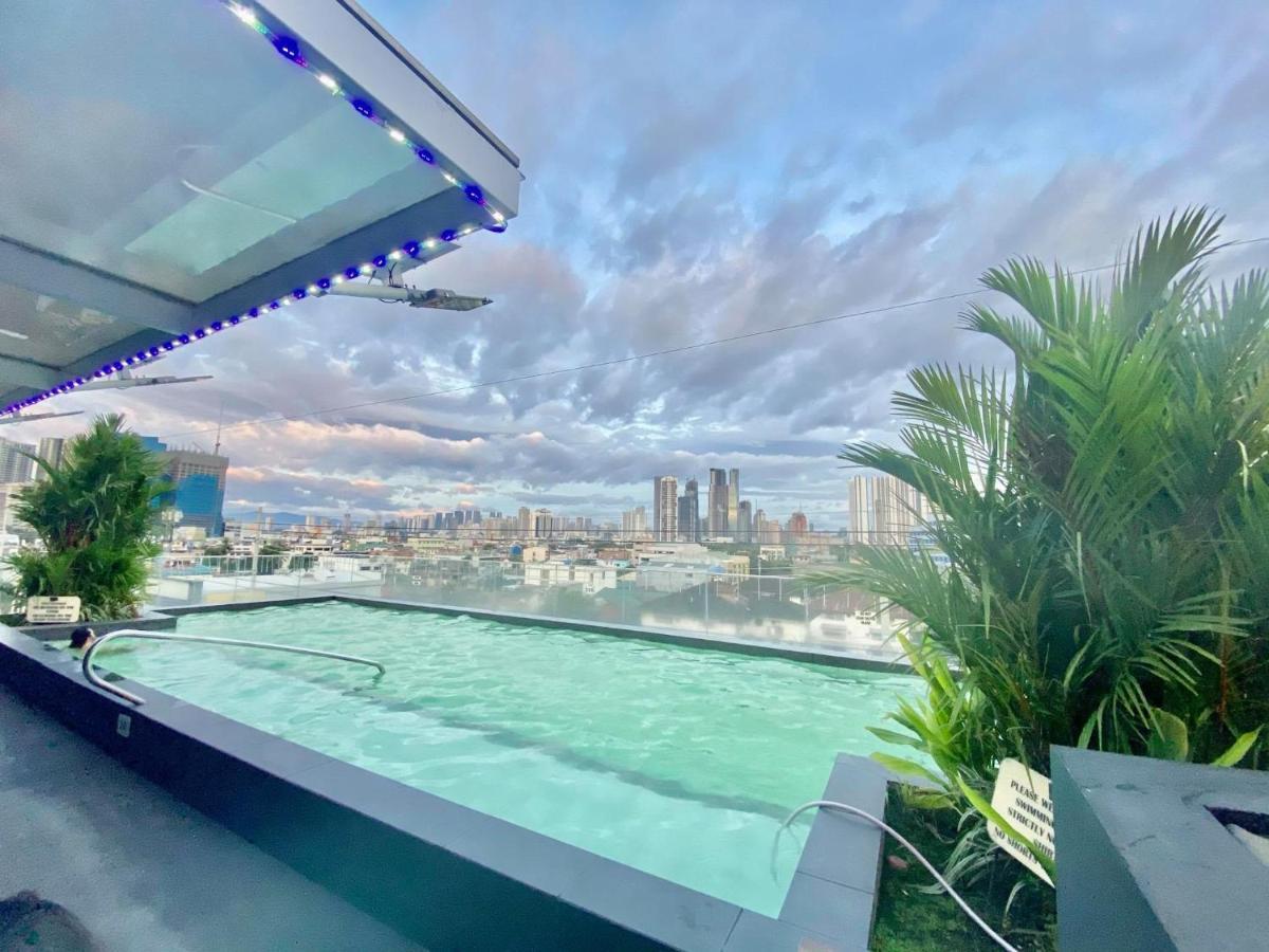 Jade Hotel And Suites Makati City Екстер'єр фото