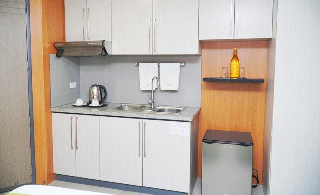 Jade Hotel And Suites Makati City Екстер'єр фото