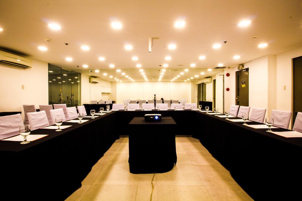 Jade Hotel And Suites Makati City Екстер'єр фото