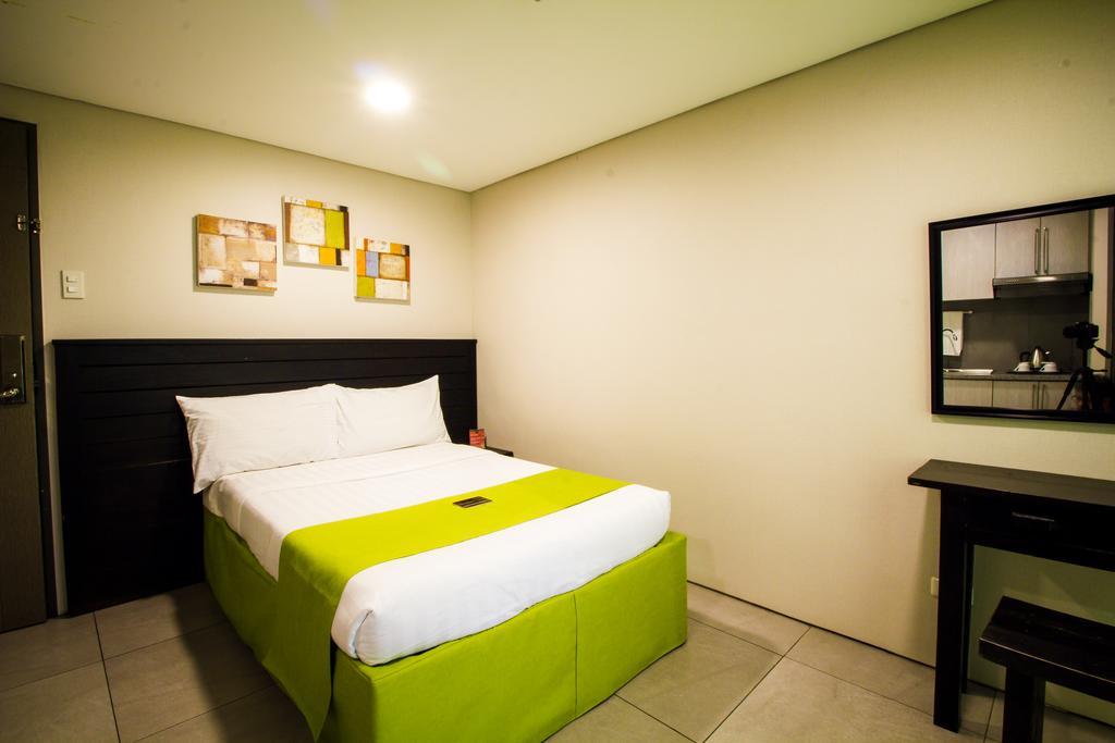 Jade Hotel And Suites Makati City Екстер'єр фото