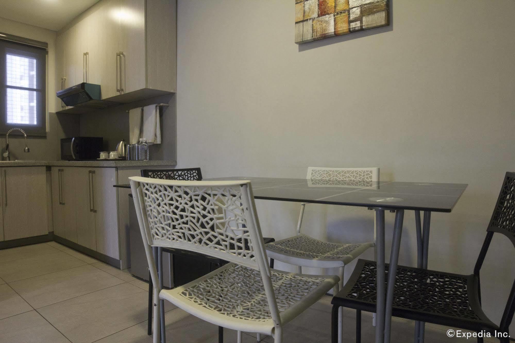 Jade Hotel And Suites Makati City Екстер'єр фото
